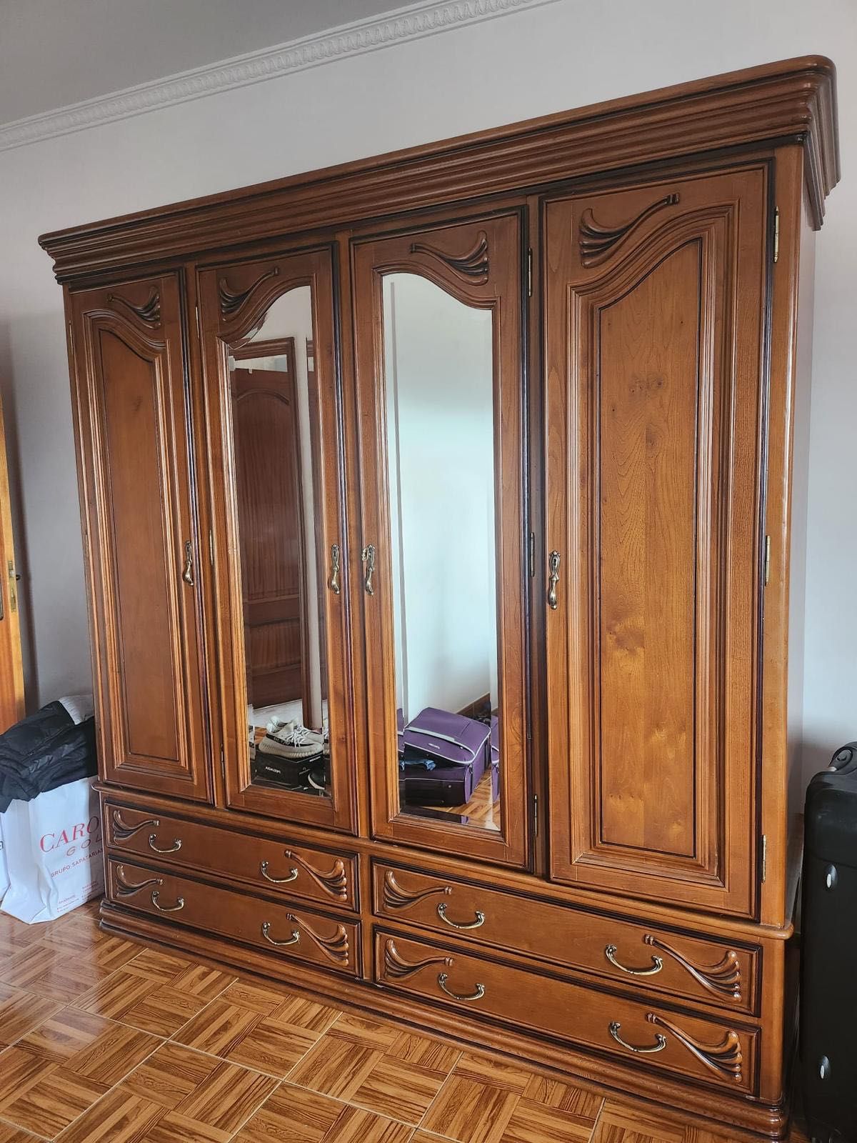 Moveis em castanho massiço