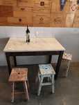 Mesa de taberna e bancos