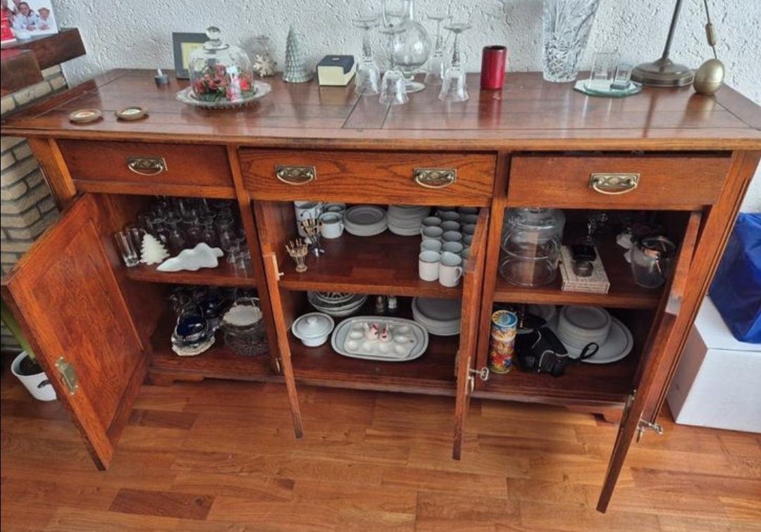 Piękna komoda kolonialna z szufladami