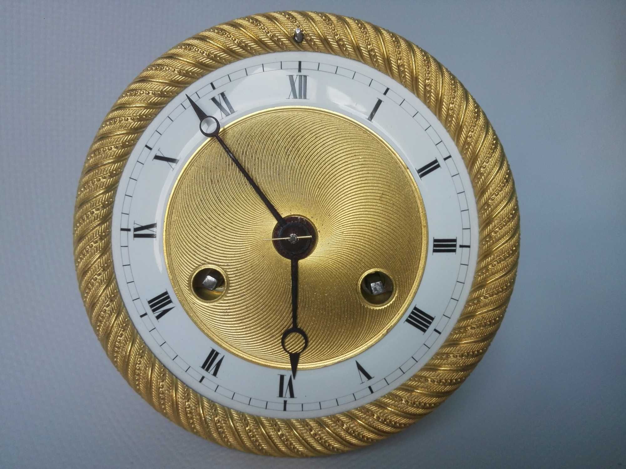 Механізми годинників XIX століття в чудовому робочому стані.Репассаж