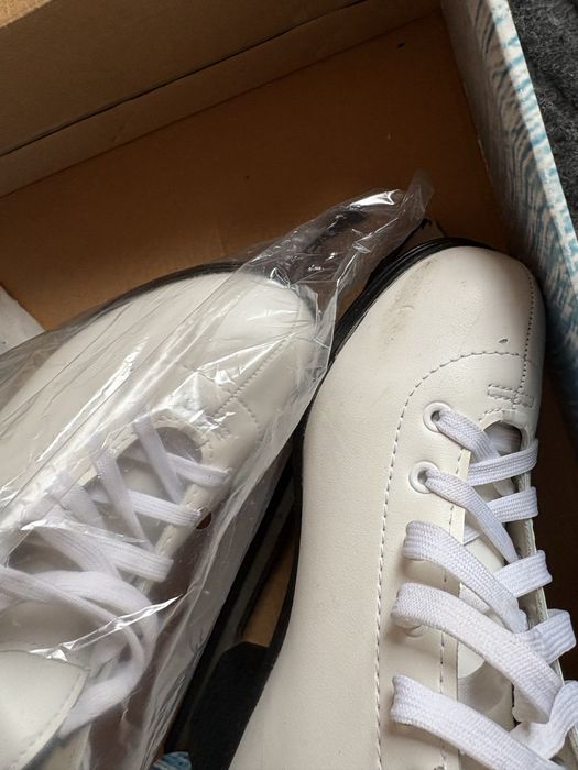 Коньки белые почти новые