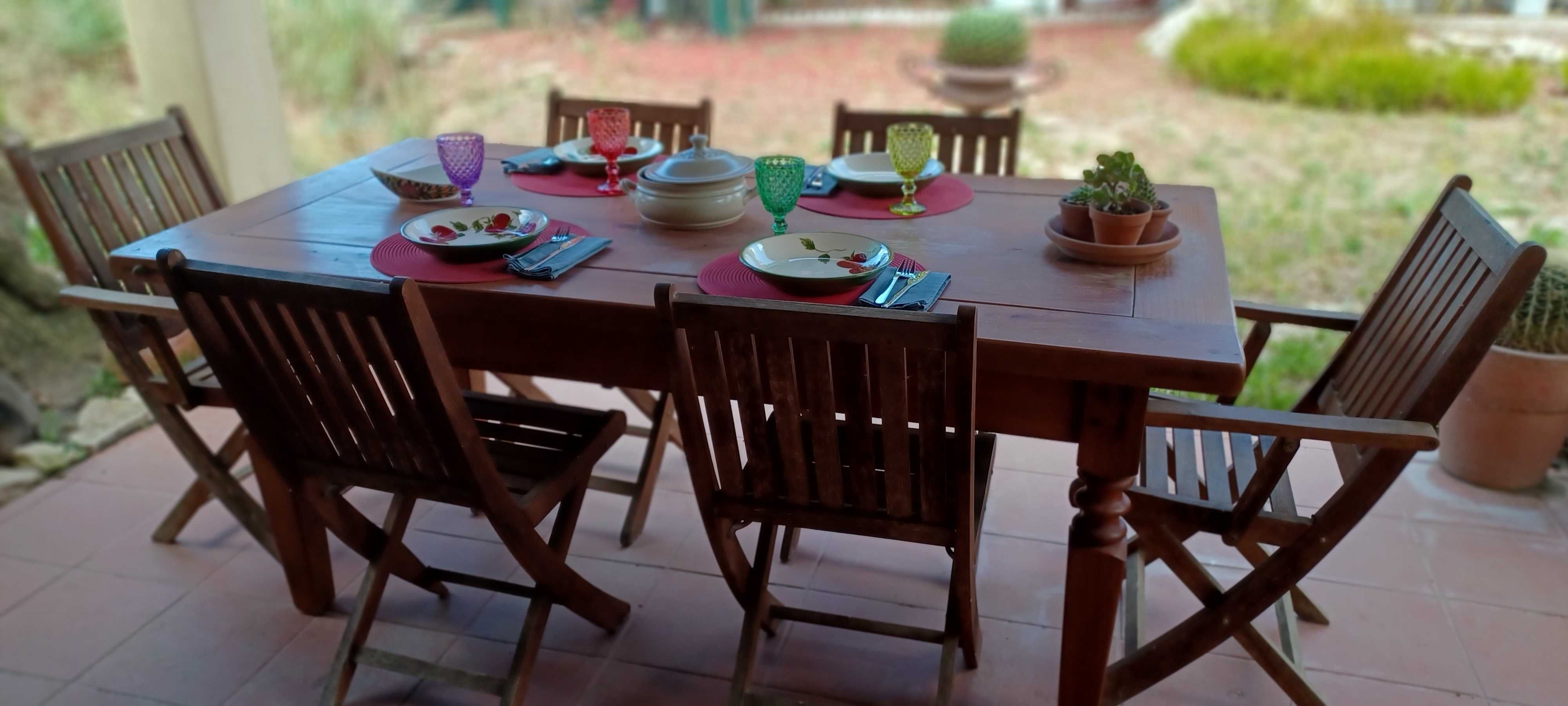 Mesa de sala em madeira