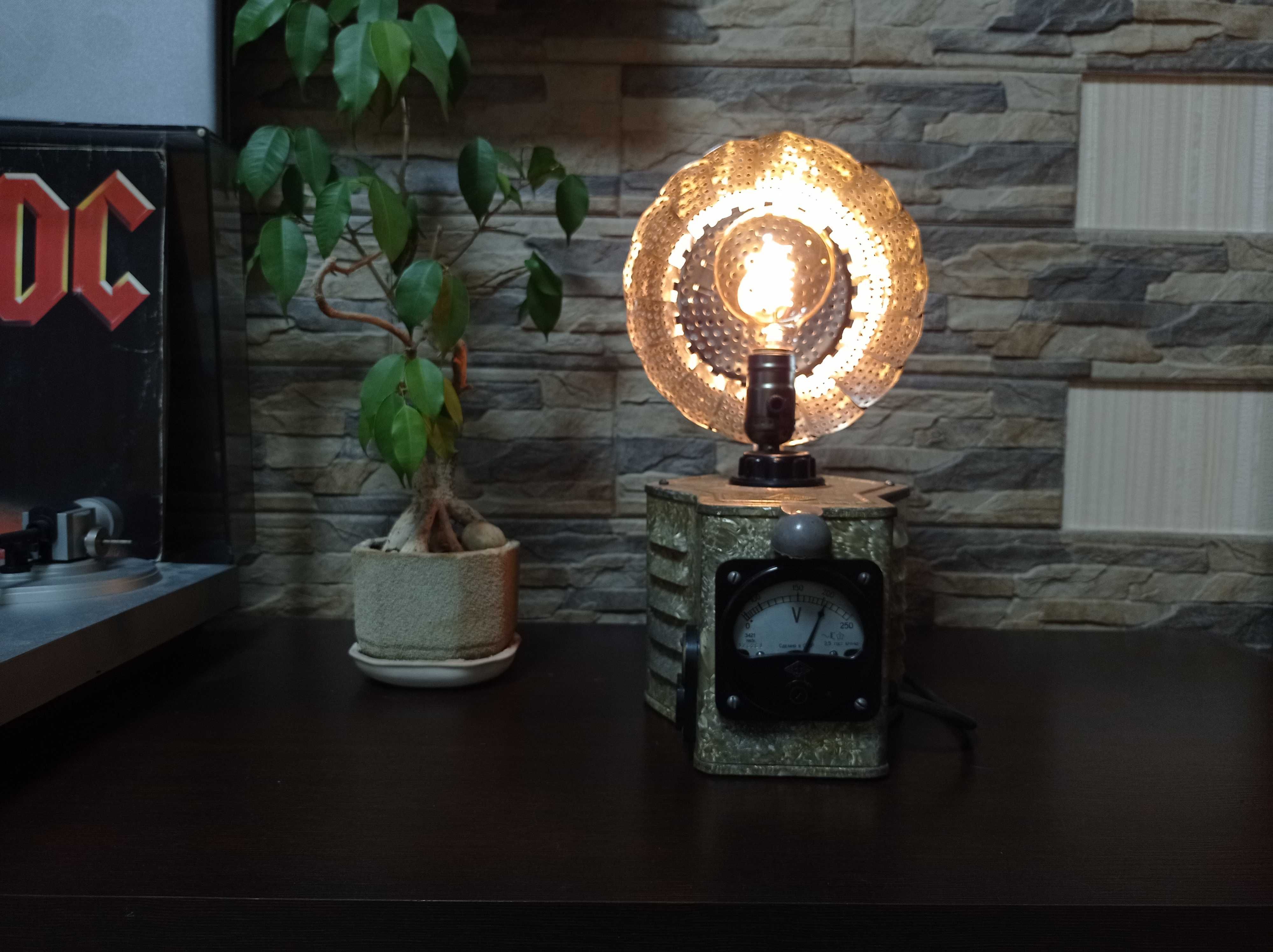 Лучший подарок - креативная настольная лампа в стиле Лофт.