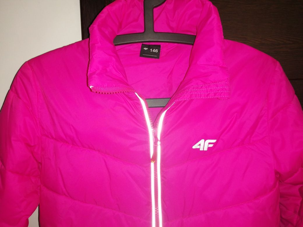 Różowa kurtka przejściowa firmy 4F, rozmiar 146
