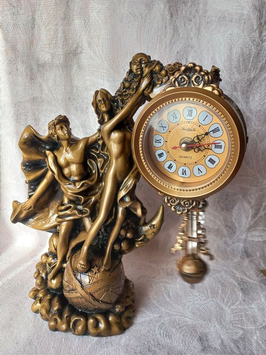 Настільний декоративний годинник