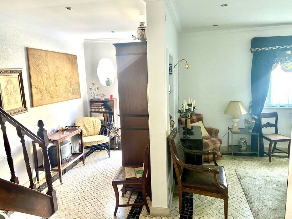 Quarto individual com casa de banho privativa.