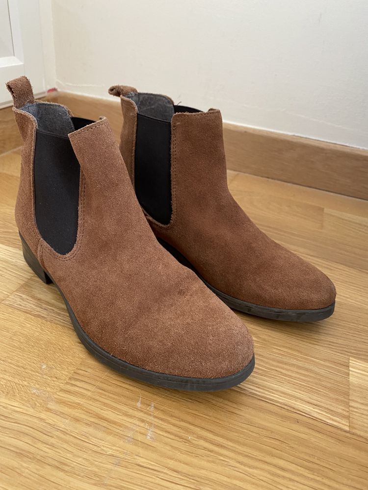 Botas castanhas curtas