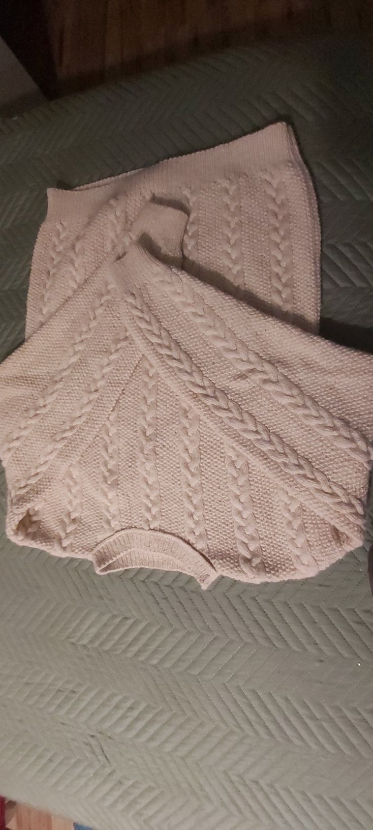 Sweter z wełny owczej robiony na drutach.