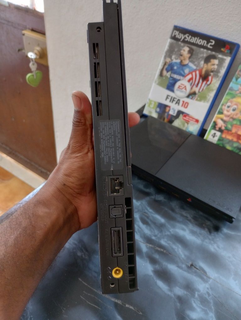 DOIS PS 2 SOMENTE CONSOLA COM 1 dvd CADA.
