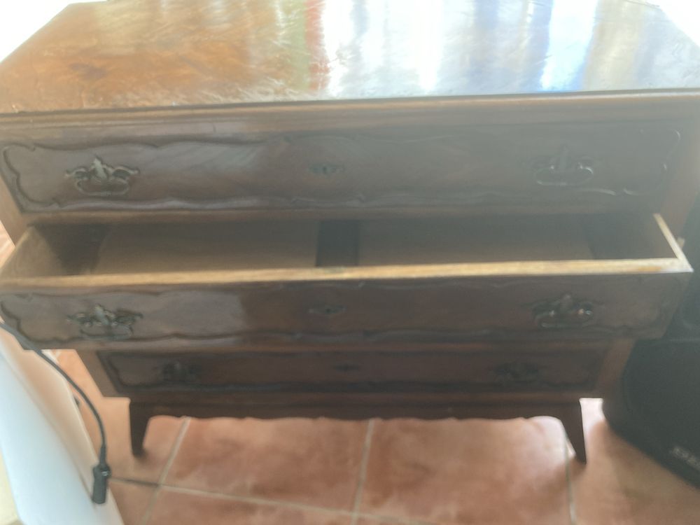 Cómoda em bom estado com 4 gavetas