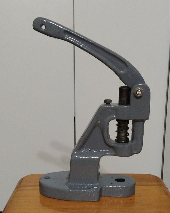 Прес для кнопок, гудзиків