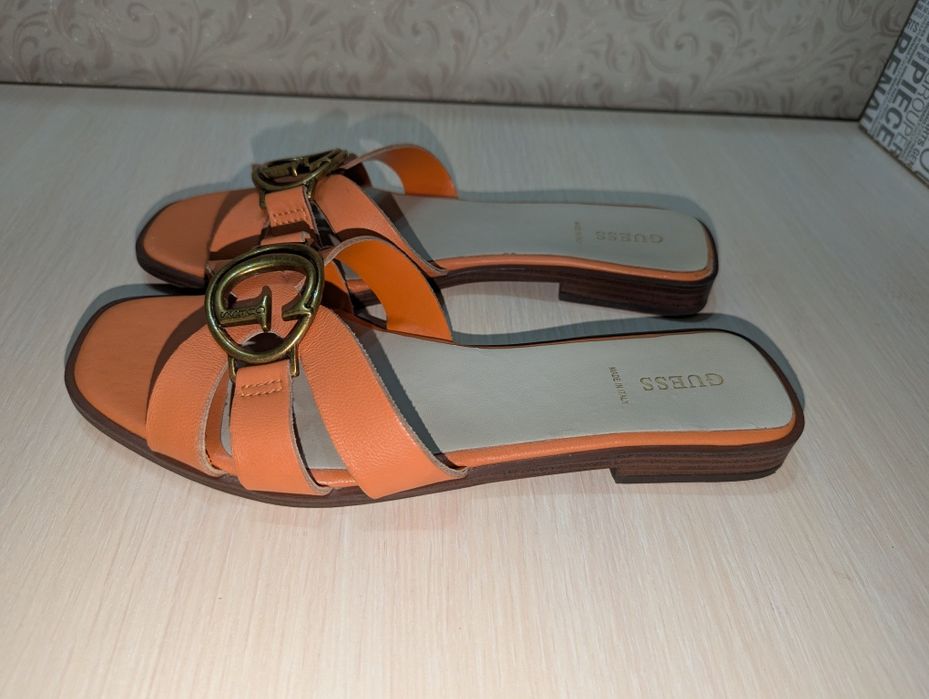 Guess шкіряні шльопанці 38 р по устілці 25 см ширина 8.5 см