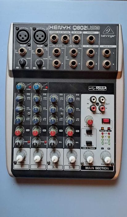 Mesa de Mistura Behringer Xenyx Q802 USB