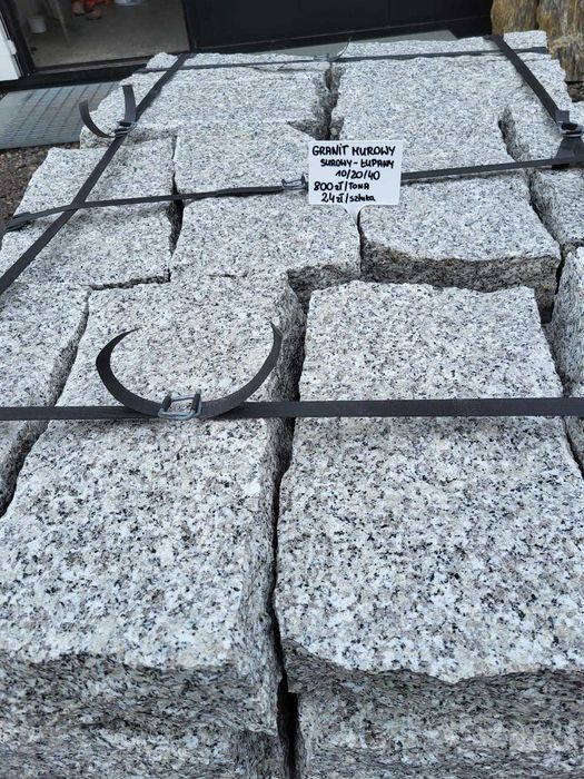 Granit murowy surowy łupany Kamień murowy szary Słupek granitowy szary