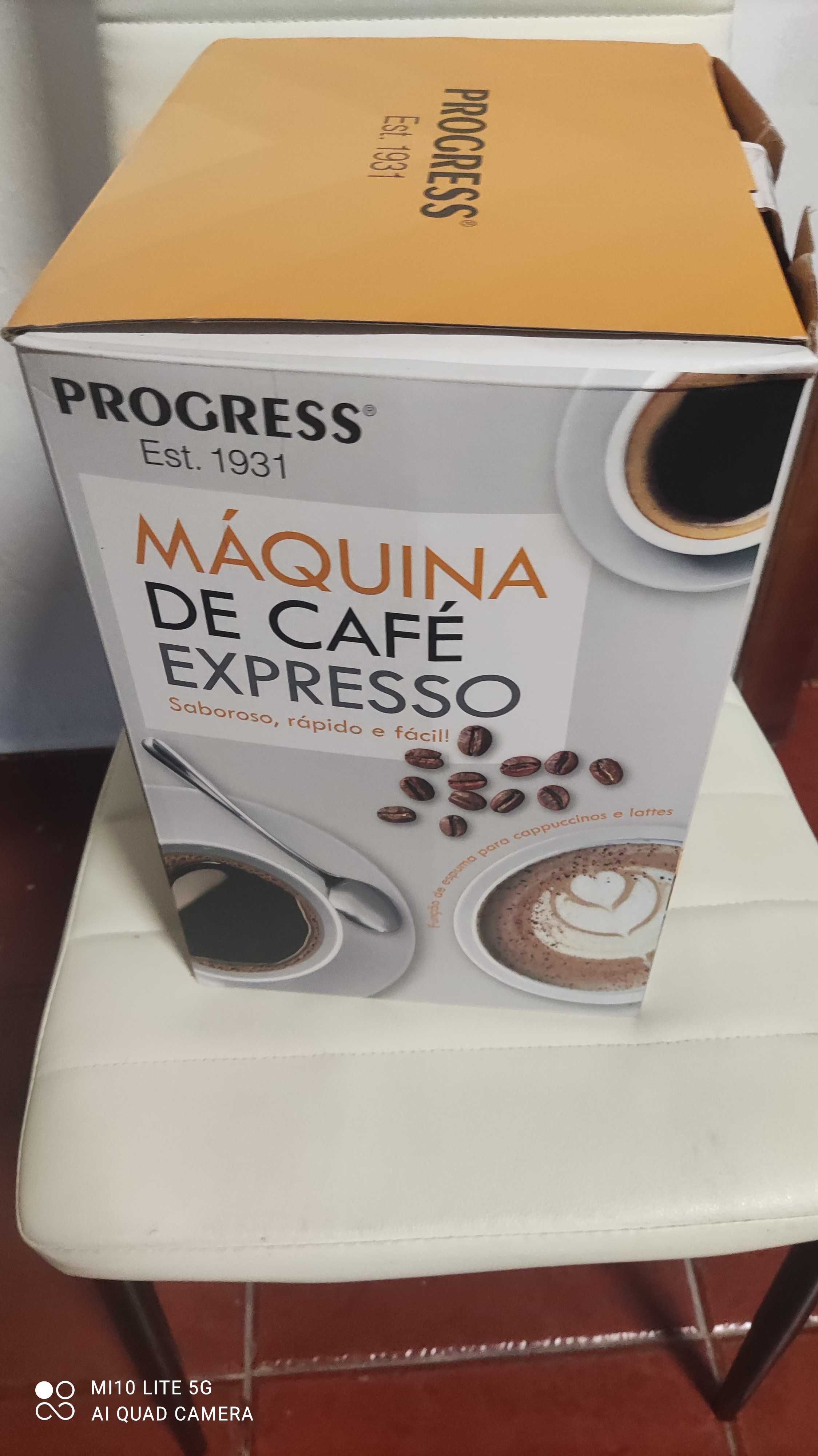 Máquina de café CONTINENTE, é de café moído, seminova