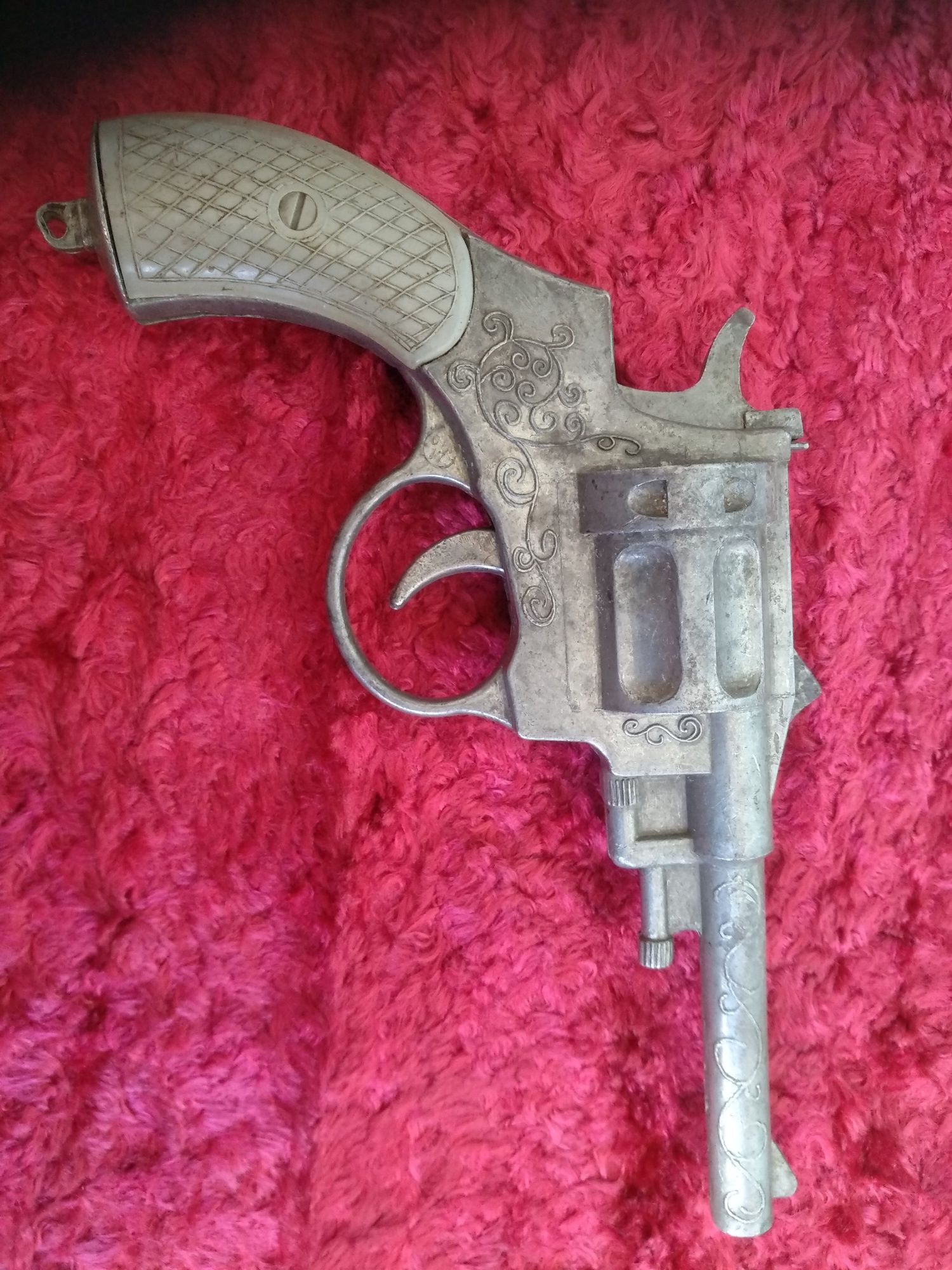 Детская игрушка револьвер. СССР.