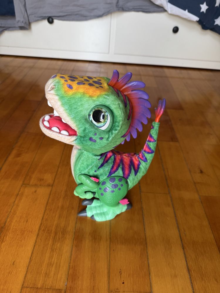 Boneco Dinossauro elétrico 28cm de altura