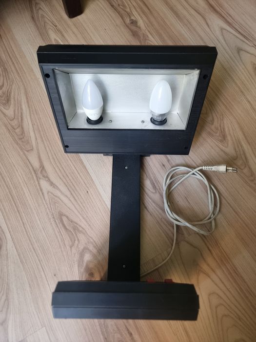 Lampka na biurko z czasów peerelu z dwiema żarówkami może się świecić