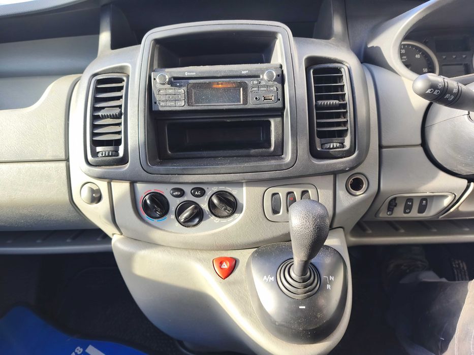 Opel Vivaro 9 osobowy Ładny Automat Uszkodzony Anglik Sławsk