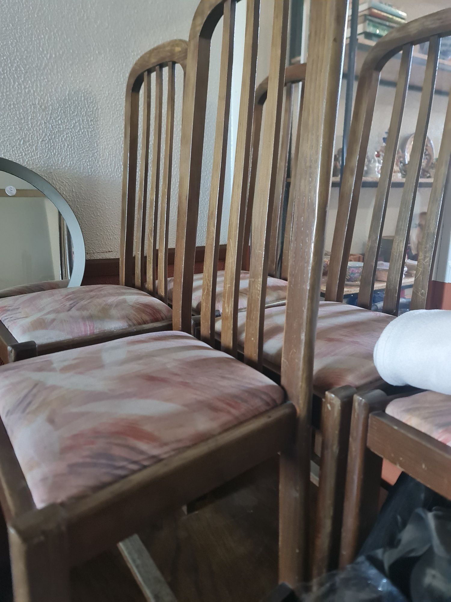 Vendo mesa com 6 cadeiras