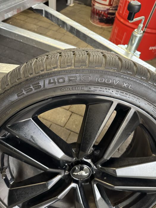 Ford Mustang, koła z oponami zimowymi 255/40 R19