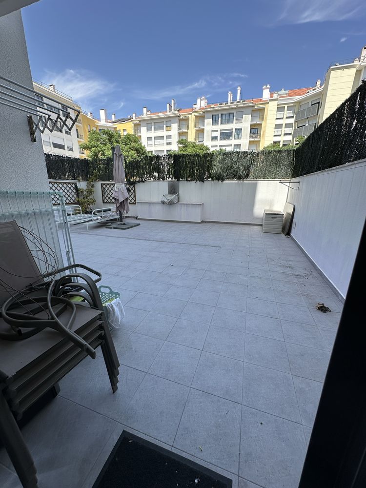 T2 com terraço 62 m2, box e arrecadação