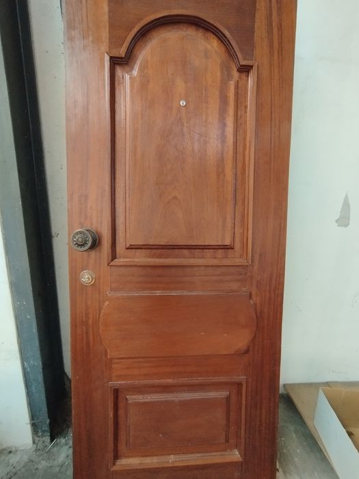 Porta de entrada em madeira