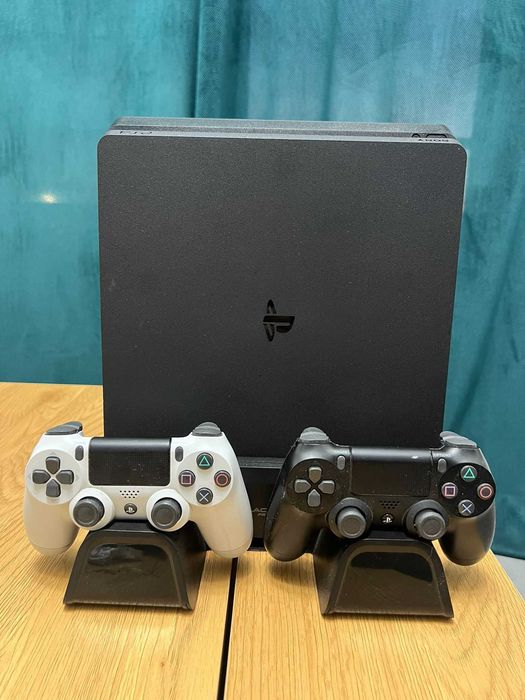 Playstation 4 com 2 comandos e suporte
