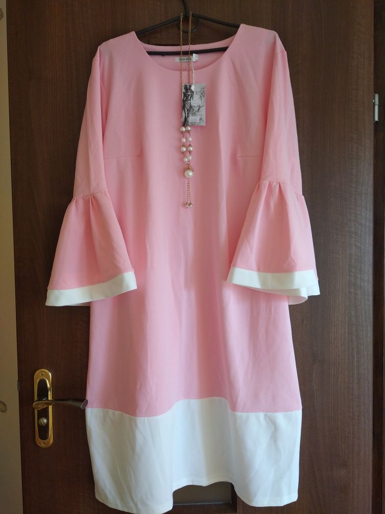 Сукня нова, рожева з білими вставками на рукавах та внизу