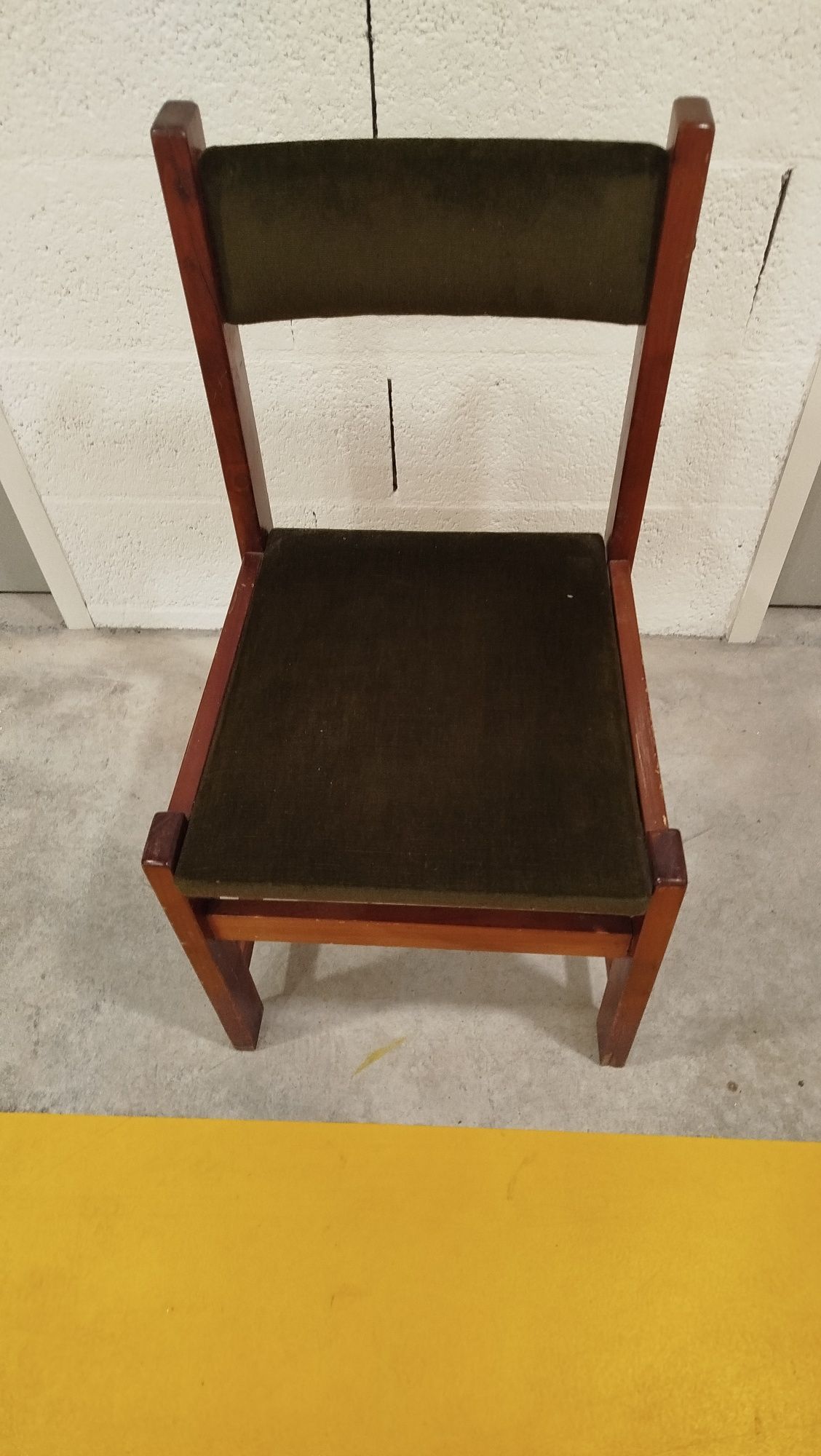 Cadeira de quarto usada .