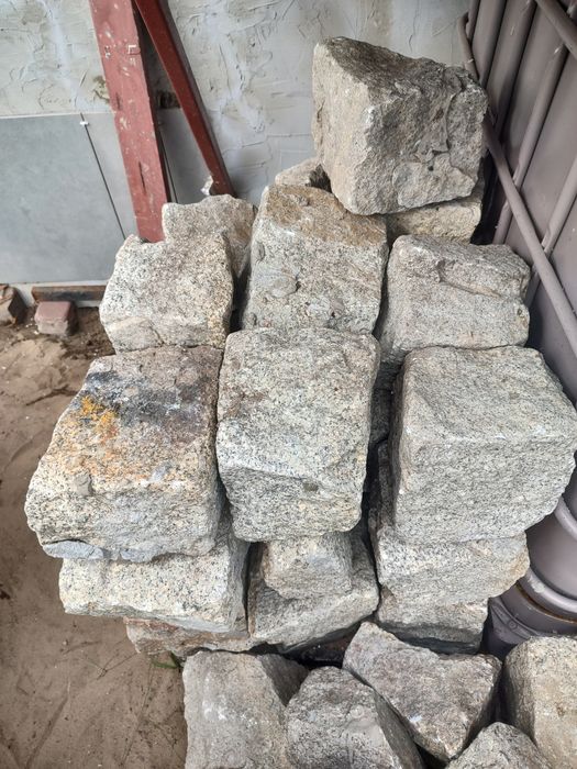 Kamień murowy granitowy łupany +- 20x20 cm Kostka granit granitowa