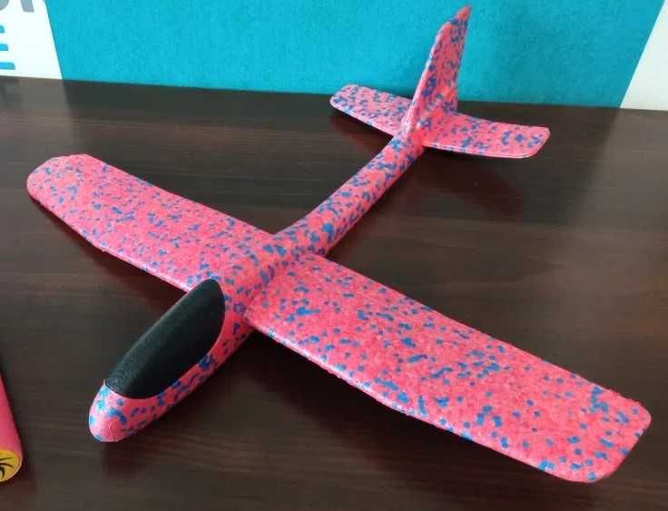 Надувний круг, нарукавники, літак, катер, м'яч.