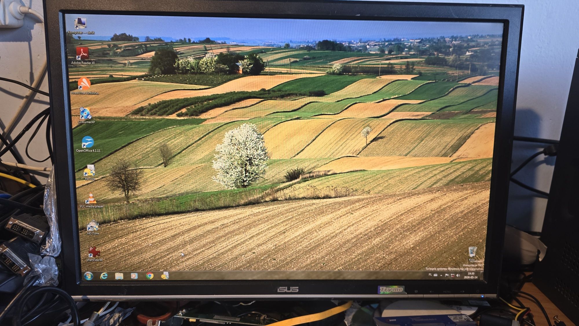 Komputer Stacionarny plus Monitor klawiatura i mysz