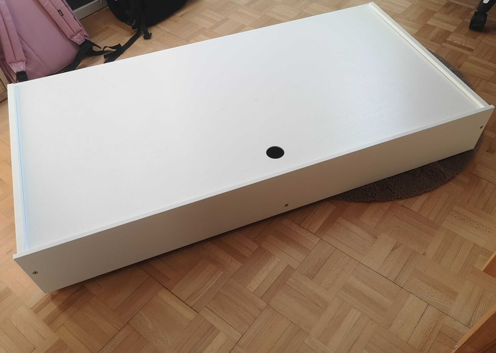 Zamykana szuflada pojemnik pod łóżko na kółkach