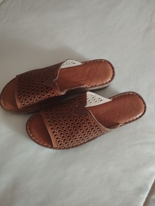 Calçado tipo chinelos com salto cunha