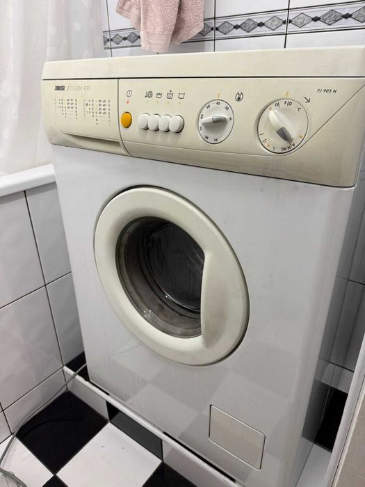 Продаю пральну машину zanussi jetsystem 900
