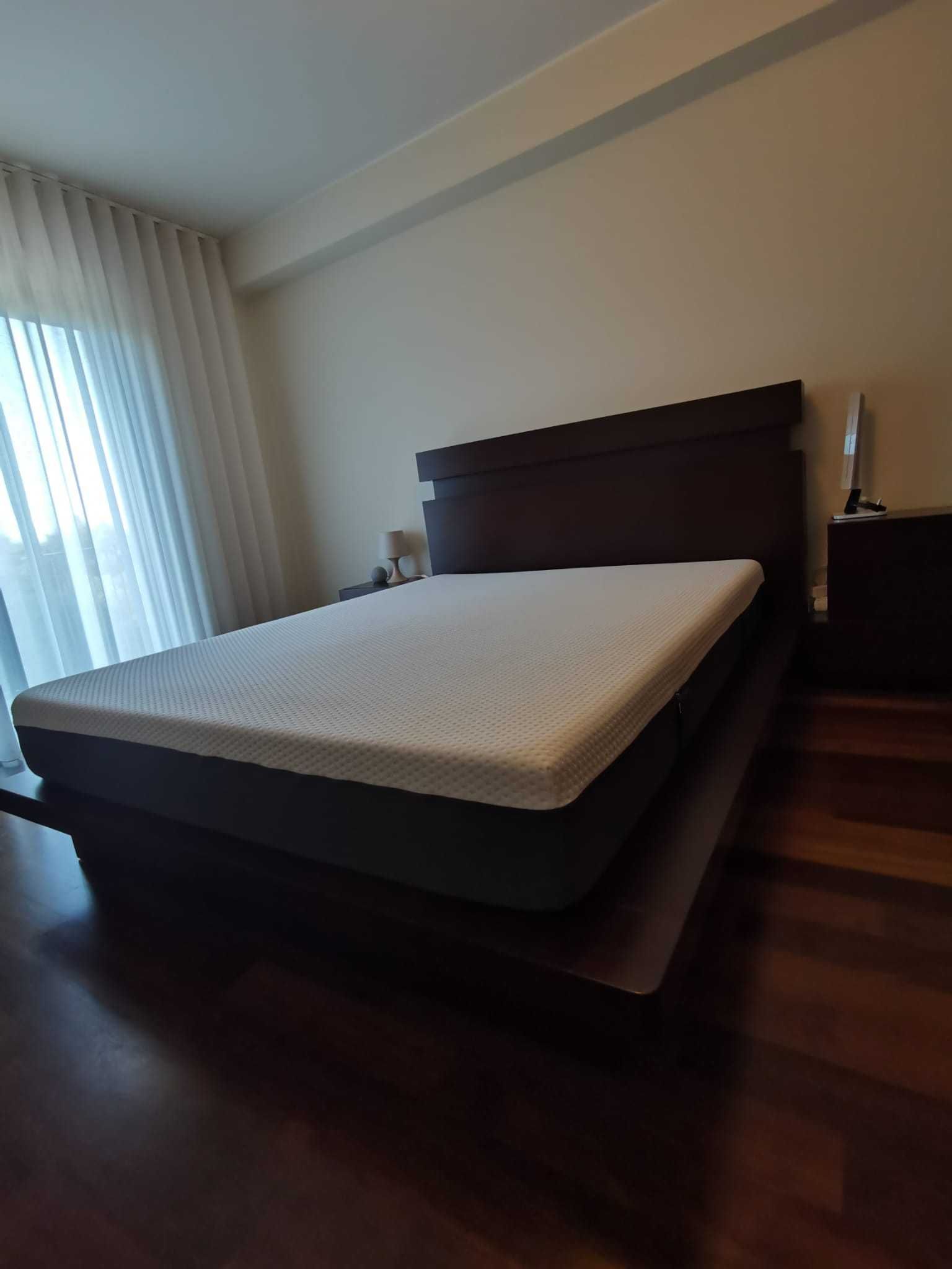 Cama com 2 mesinhas cabeceira e cómoda