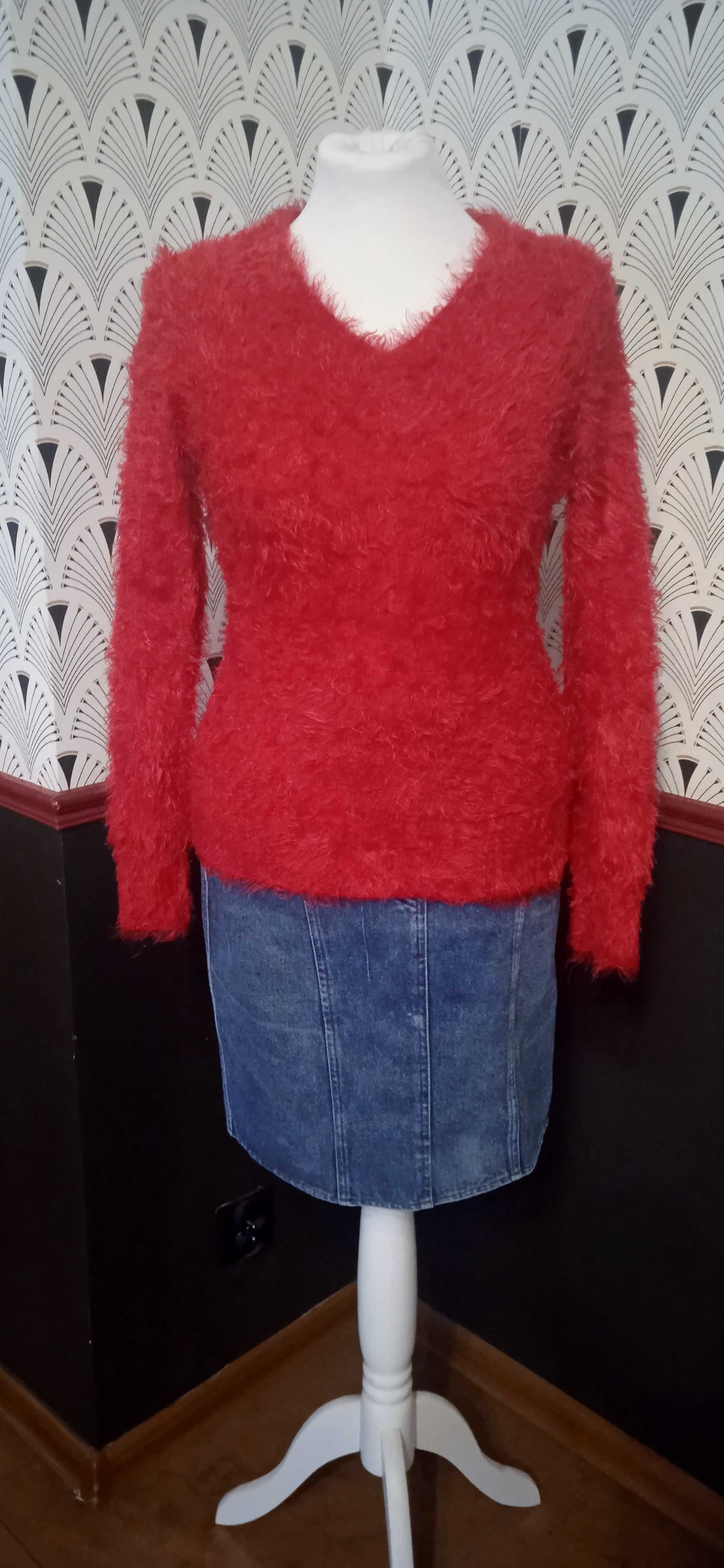 czerwony puszysty sweter