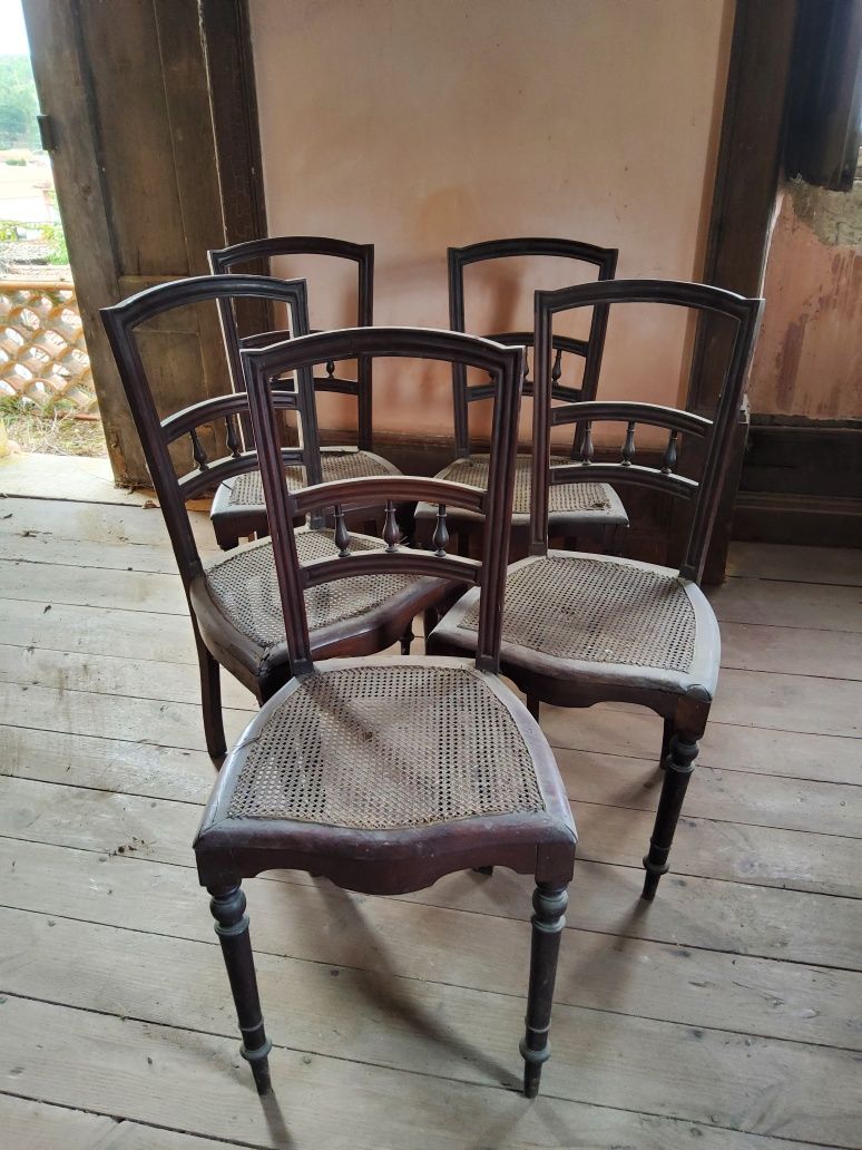 Cadeiras antigas em palhinha