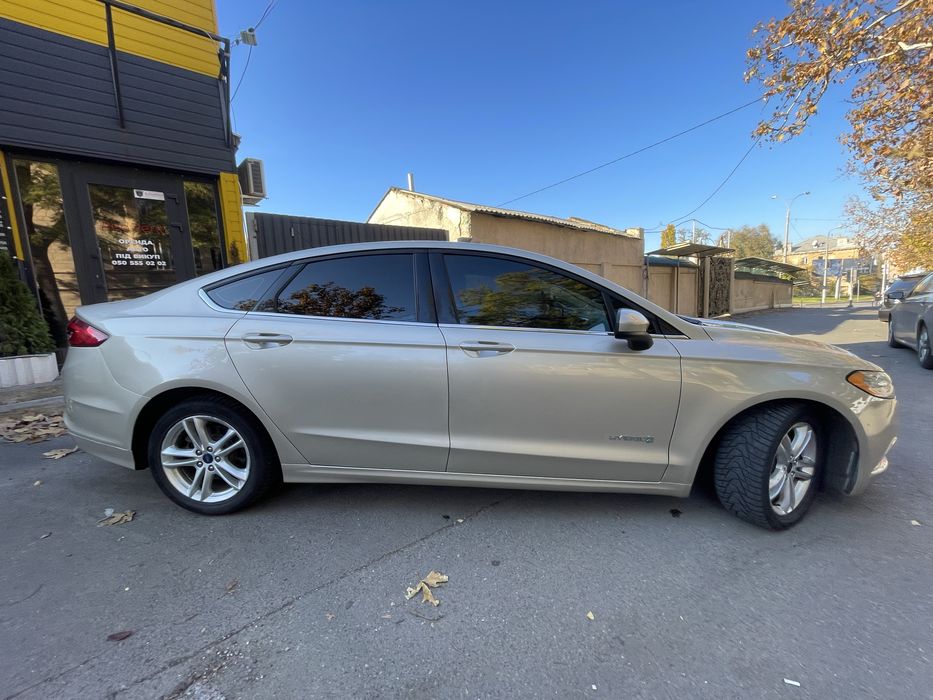 Ford Fusion Hybrid в аренду. RedRent.