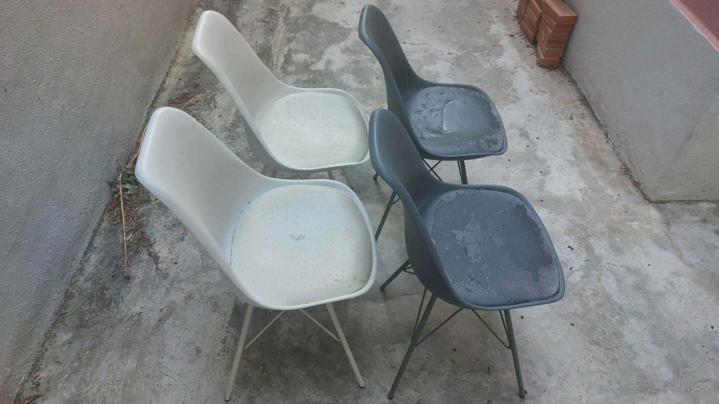 Cadeiras brancas e cinzentas