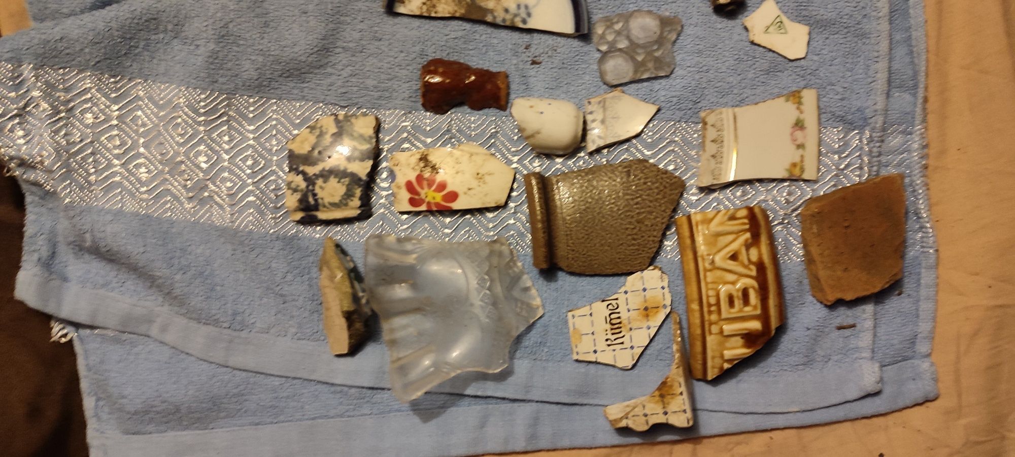 Fragmenty poniemieckiej porcelany