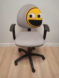 Fotel regulowany do biurka dla dzieci.