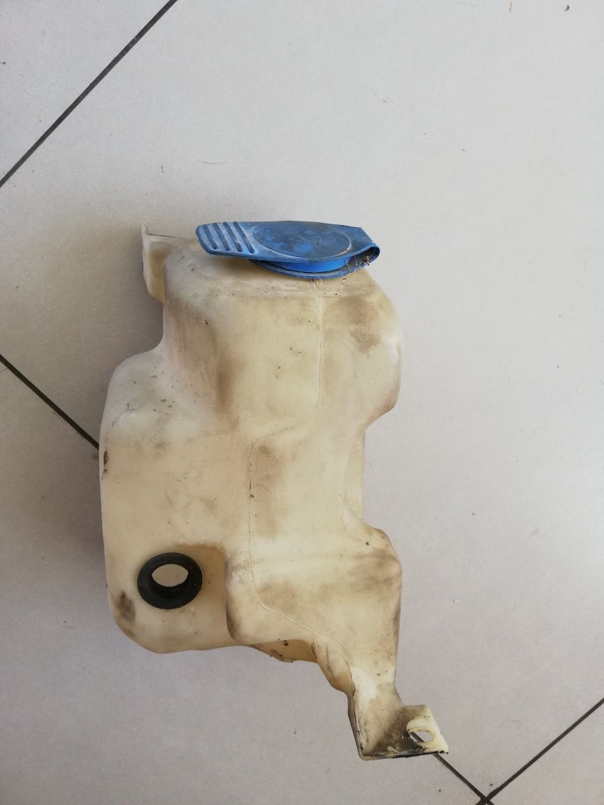 depósito água limpa vidros  proveniente de um golf 4.