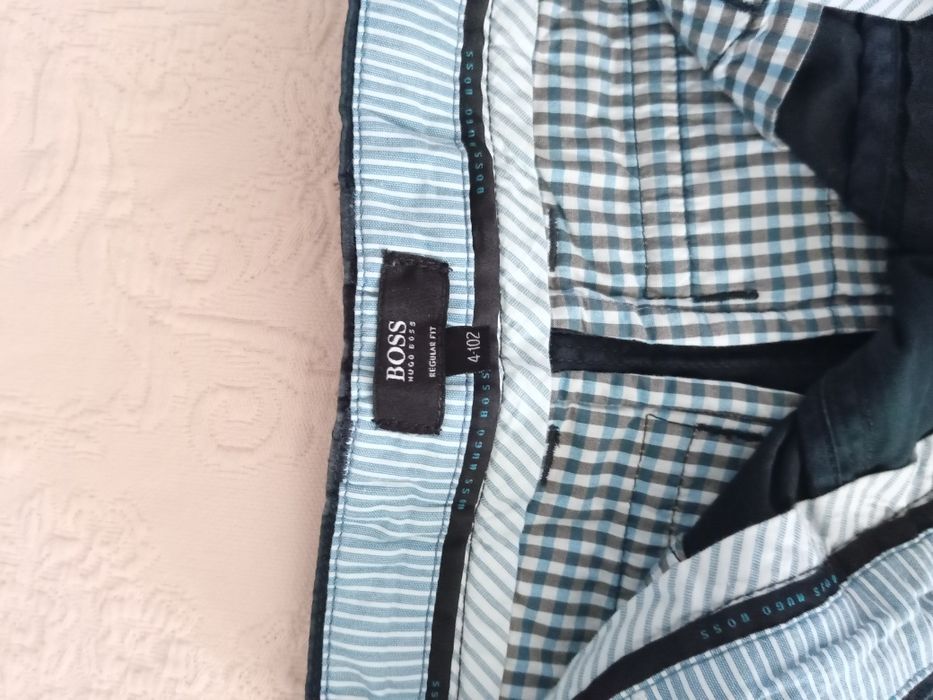 Roupa de marca para menino. Conjunto de casaco e calças em azul escuro