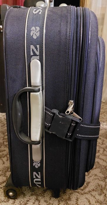 Чемодан средних размеров - ручная кладь.