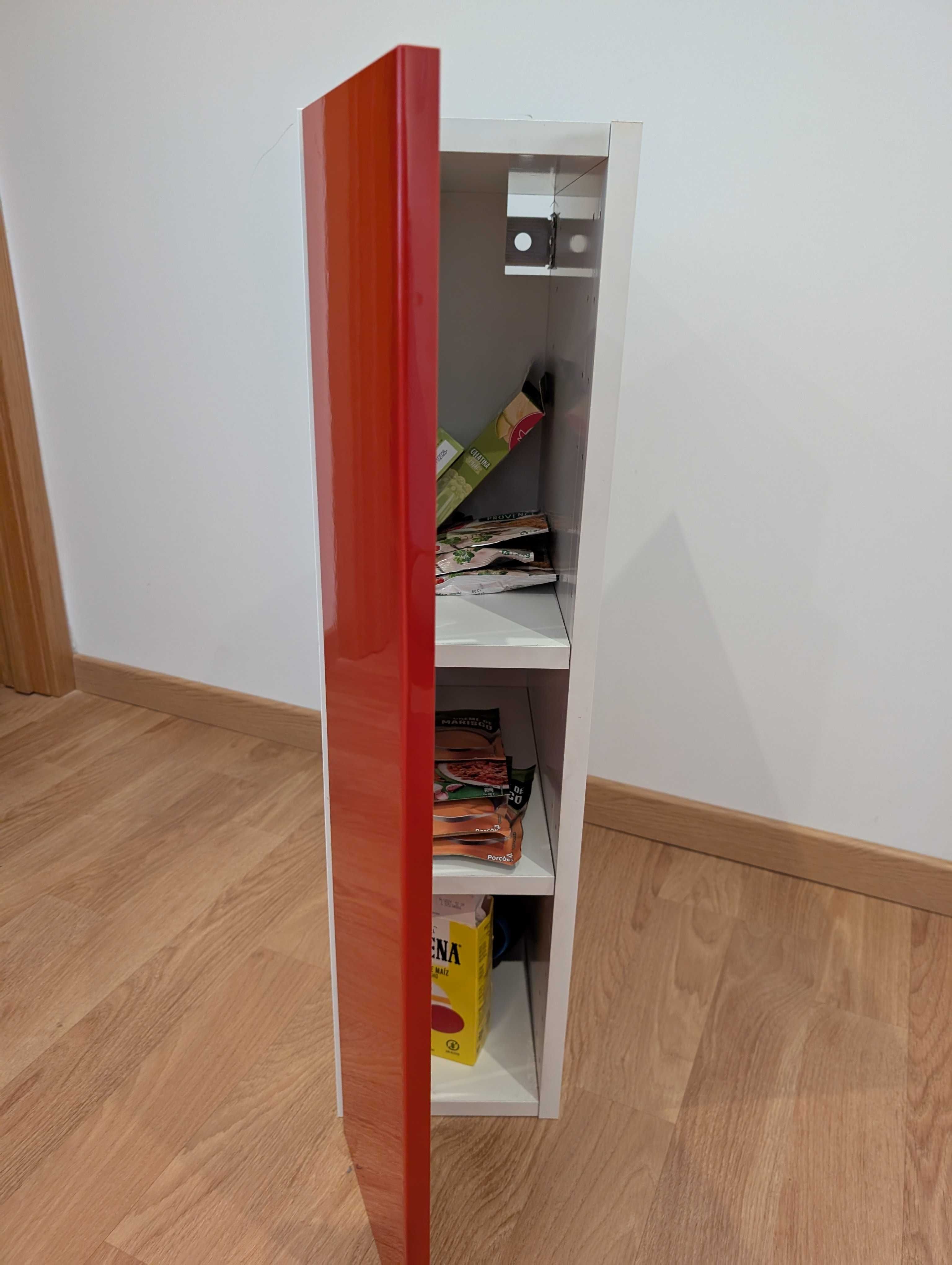 Armário IKEA porta Ringhult vermelha