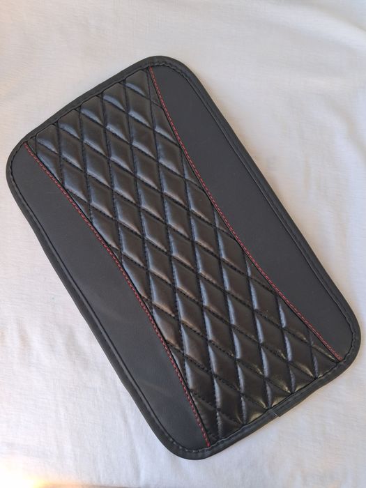 Накладка на подлокотник в салоне автомобиля..