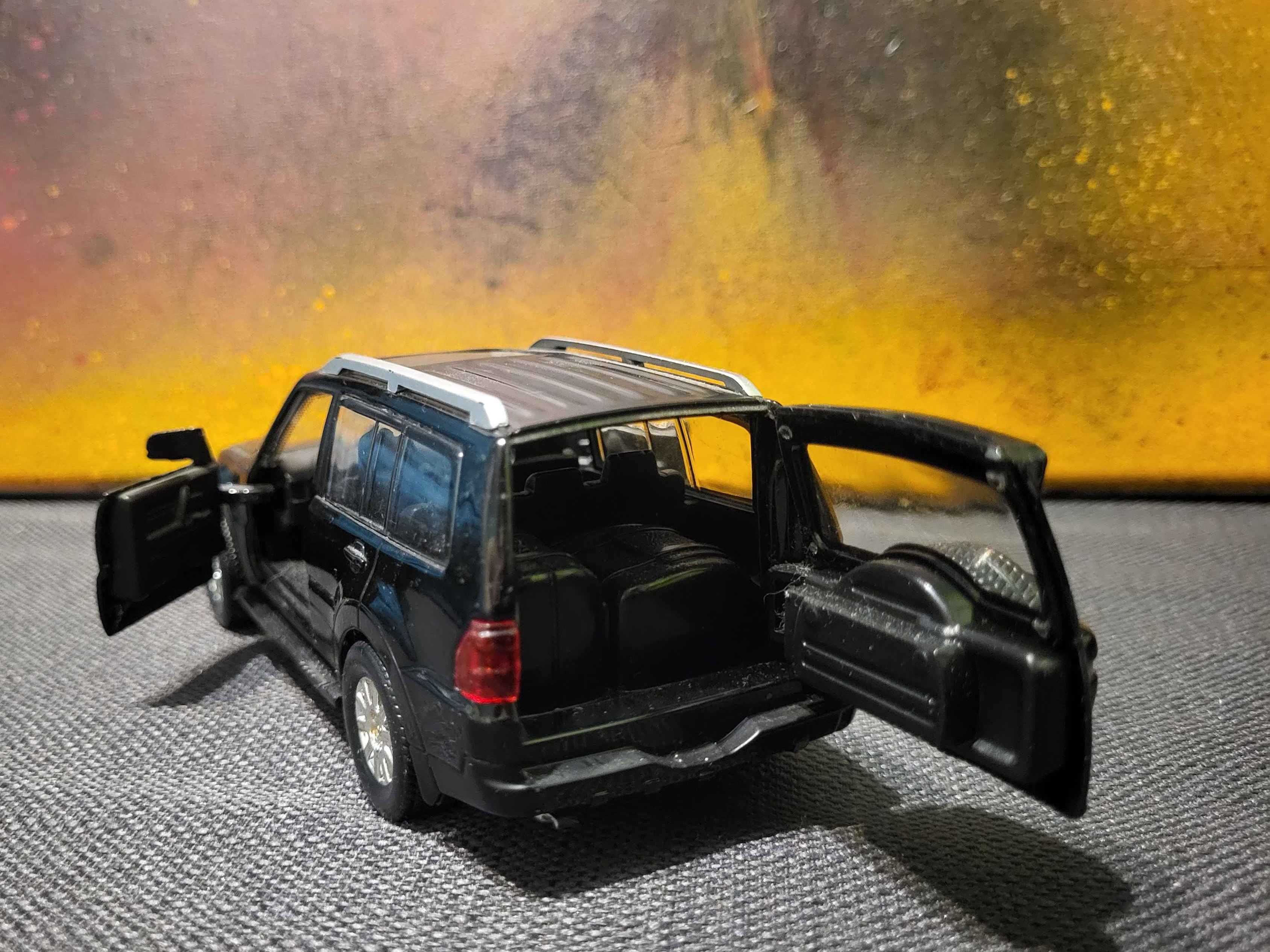 Model / Resorak Mitsubishi Pajero (1999) 1:32 - Uni-Fortune