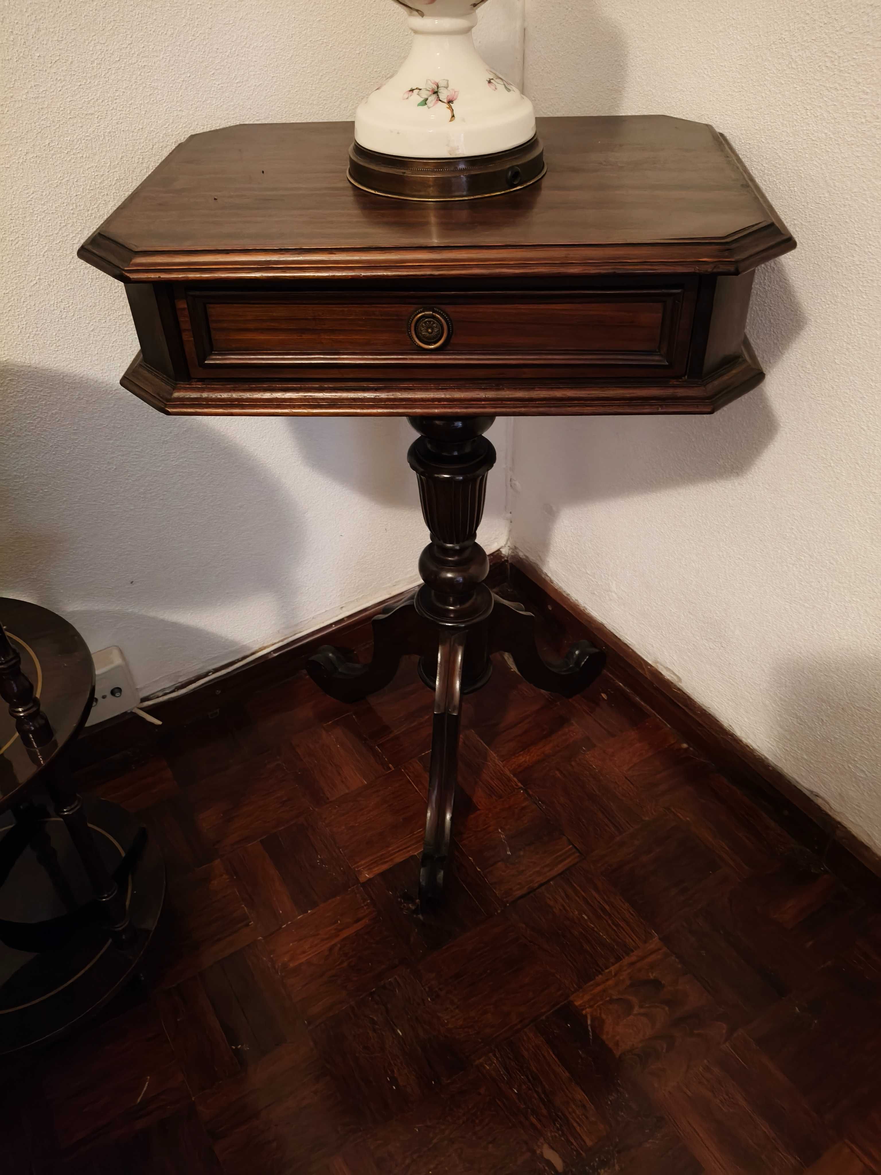 Mesa de apoio em mogno